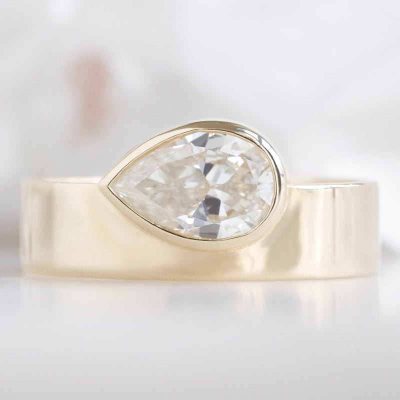 The Cigar Band | 0.91ct Pear White Diamond in 14K Yellow Gold