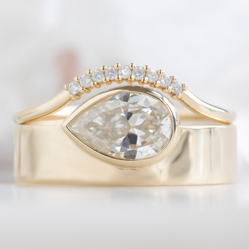 The Cigar Band | 0.91ct Pear White Diamond in 14K Yellow Gold